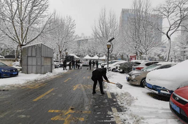 干部職工齊上陣，掃雪除冰暖民心！市住建局積極開(kāi)展掃雪除冰活動(dòng)